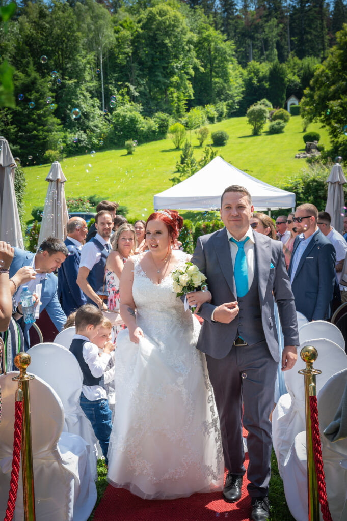 Kreatív fotózás a boldogító igen után Egy eskövő boldog pillanata